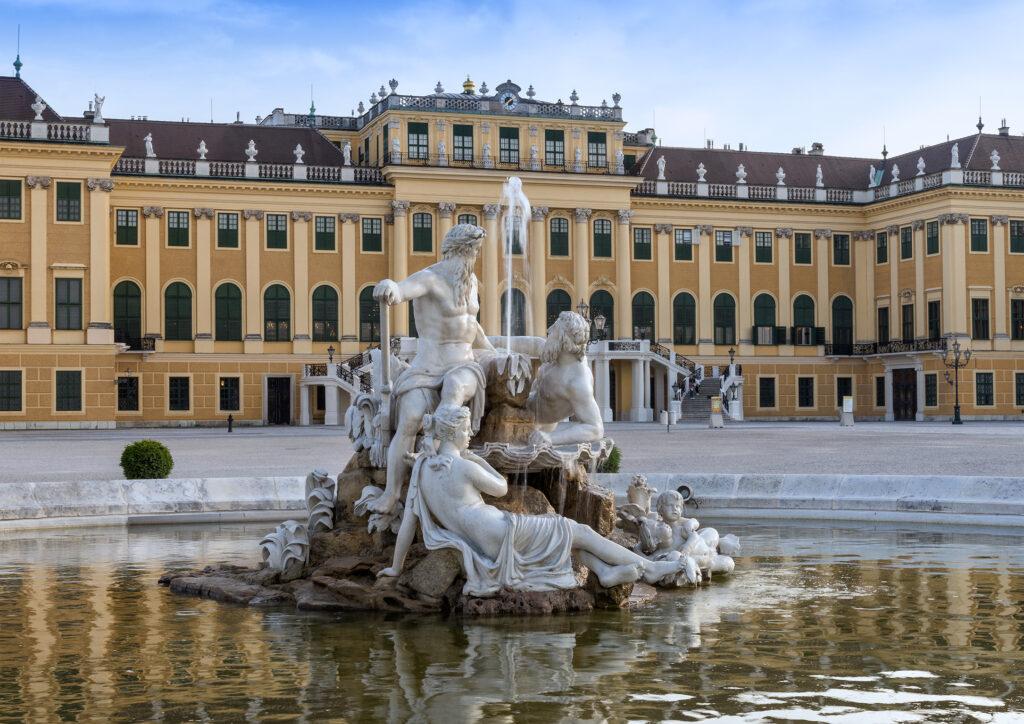 Schloss Schoenbrunn mit Brunnen im Vordergrund