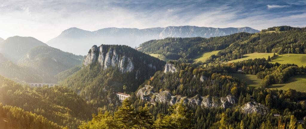 Semmering Blick auf Semmeringbahn und Gebirge in Österreich