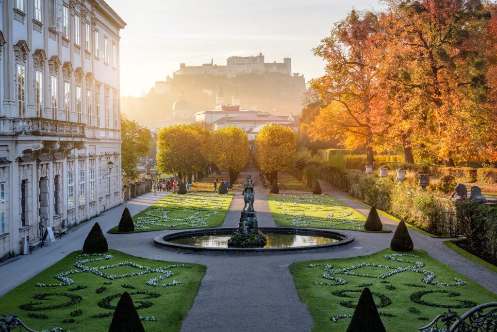 Mirabell Garten in Salzburg an einem Herbstmorgen in Österreich, UNESCO