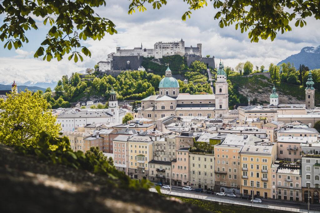 Salzburg historisches Zentrum mit grünen Blättern und Sonnenschein Österreich