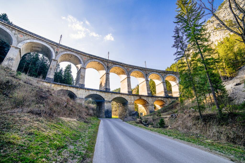 Panorama eines Eisenbahnabschnittes der Semmeringbahn, Semmering in Österreich