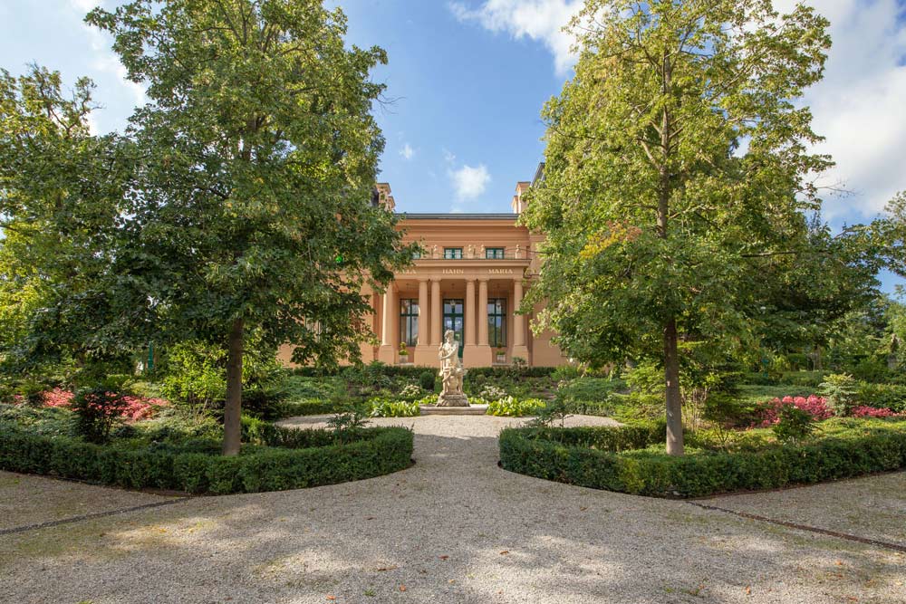 Villa Hahn in Baden bei Wien, entworfen von Otto Wagner, mit Gartenanlage.