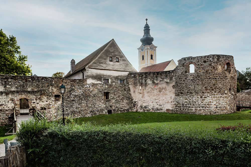 Hufeisenturm und Lagermauer in Mautern.